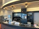 ホテルフロントお履物は、専用下足箱へお預けください。館内用スリッパ、外用サンダルご用意しております