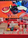 抹茶やかんざし、扇子などが販売されております。海外からのお客様にも人気です。