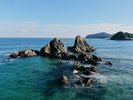 周辺観光/【糸島】鳥居とコバルトブルーの海が美しく、「夕日の二見ヶ浦」として有名/提供:福岡市