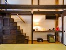 VMGプレミア・501(ペットと泊まれる・4名定員)【桂】歴史を感じる箱階段が印象的な、一棟貸し切りの客室。