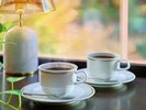 ラウンジ 当館敷地内から湧き出ている「杉の水」を使ったコーヒー。