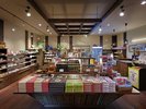 売店 江戸屋オリジナル商品のお菓子なども多数取り揃えております。