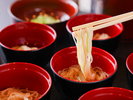 色鮮やかな五色の麺が紡ぐ、伊予の伝統美。目で見ても味わっても美味しい、心ときめく爽やかな一杯です。