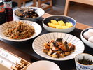 和洋の料理を取り揃えた30種以上の朝食ビュッフェ。お好きな料理をお召し上がりくださいませ。