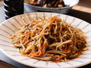 噛むほどに広がる根菜の旨み、甘辛いお醤油の香り。どこか懐かしくて心からホッとする、定番のお惣菜です。