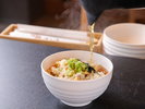 熱々の出汁をかけると、新鮮な鯛の旨みがふわっと広がる。一口ごとに心も体も満たされる至福の鯛茶漬け。