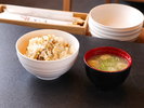 お出汁香る松山鯛めしを頬張り、コク深い麦味噌汁でほっと一息。瀬戸内の美味しさが五感に染みわたります。