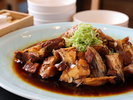 鯛の旨みが凝縮された極上の兜煮。照り輝く甘辛い味付けと、ほろりとほどける身の食感が逸品です。