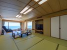 【スタンダード和室(一例)】オーシャンビューを望む和室で、心安らぐひとときをお過ごしいただけます。
