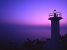 【石鏡灯台】夕暮れの海を照らす灯台と、美しい海景色が旅情を演出します。