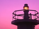 【石鏡灯台】夕暮れに灯る岬の灯台が、旅情あふれる美しい景色を演出します。