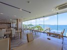 【レストラン】窓一面に広がる海景色とともに、心満たす食事時間をお過ごしいただけます。