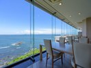 【レストラン-しおさい】大きな窓から広がる海景色を眺めながら、優雅な食事時間をお過ごしいただけます。