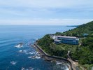 【外観】海を望む高台に佇む、絶景ロケーションのホテルいじか荘。