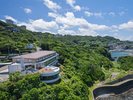 【外観】豊かな緑と青い海に囲まれた、絶景のロケーションに佇むホテルいじか荘。