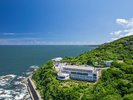 【外観】青い海と豊かな緑に囲まれた、ホテルいじか荘の全景。