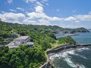 【外観】海を望む高台に佇む、絶景ロケーションのホテルいじか荘。