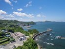 【外観】青い海と豊かな緑に囲まれた、ホテルいじか荘の全景。