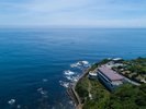 【外観】海を望む高台に佇む、絶景ロケーションのホテルいじか荘。