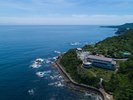 【外観】海を望む高台に佇む、絶景ロケーションのホテルいじか荘。