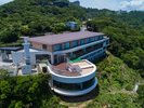 【外観】豊かな緑と青い海に囲まれた、絶景のロケーションに佇むホテルいじか荘。