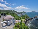 【外観】青い海と豊かな緑に囲まれた、ホテルいじか荘の全景。