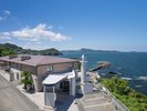 【外観】目の前に広がる大海原と青空に包まれた、海辺ならではの開放感あふれるロケーション。