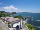 【外観】目の前に広がる大海原と青空に包まれた、海辺ならではの開放感あふれるロケーション。