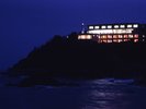 【外観】静かな海辺に灯るホテルの明かりが、夜の景色を美しく彩ります。