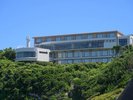 【外観】豊かな緑と青い海に囲まれた、絶景のロケーションに佇むホテルいじか荘。