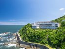 【外観】海を望む高台に佇む、絶景ロケーションのホテルいじか荘。