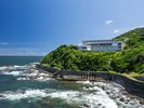 【外観】青い海と豊かな緑に囲まれた、ホテルいじか荘の全景。