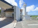 【正面玄関】白い灯台が訪れるお客様を迎えます。