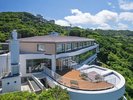 【外観】豊かな緑と青い海に囲まれた、絶景のロケーションに佇むホテルいじか荘。