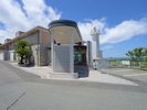 【正面玄関】白い灯台が訪れるお客様を迎えます。