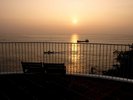 【展望デッキ】伊勢志摩の海を望む「いじか灯台テラス」。美しい夕景に包まれる癒しをお楽しみください。