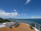 【展望デッキ】目の前に広がる大海原と、行き交う船を眺めながら過ごす開放感あふれる癒しのひとときを。