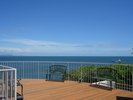 【展望デッキ】目の前に広がる大海原と、行き交う船を眺めながら過ごす開放感あふれる癒しのひとときを。