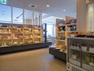 【お土産コーナー】地元の特産品やお土産を取り揃えており、旅の記念品をお選びいただけます。