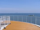 【展望デッキ】目の前に広がる大海原と、行き交う船を眺めながら過ごす開放感あふれる癒しのひとときを。