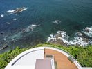 【展望デッキ】碧い海と潮風を感じる、いじか灯台テラス