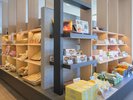 【お土産コーナー】地元の特産品やお土産を取り揃えており、旅の記念品をお選びいただけます。