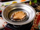 【夕食|鮑の酒蒸し】鮑本来の旨みを引き出した、ふっくら柔らかな味わいの酒蒸しをお楽しみいただけます。