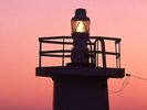 【石鏡灯台】ホテル敷地内に佇む灯台が、夕暮れの海辺に特別な風景を描きます。