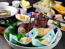 【夕食|伊勢海老&鮑付きコース】伊勢海老のお造りと活き鮑の酒蒸しを中心とした当ホテル自慢の会席料理。