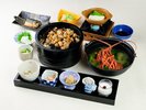 【朝食一例】地元の新鮮な海藻をあしらった、料理長こだわりの朝食をお召し上がりください。