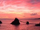 【夫婦岩】当施設より車で約50分、夏至の頃に望む、夫婦岩の幻想的な景色