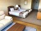 スタンダード和洋室 ツイン : 洋室と和室部分にソファ、テーブルがあり、ご夫婦カップルにおすすめ。