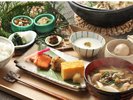 【朝食】きのこたっぷりの味噌汁など、山海の幸を取り入れた朝食