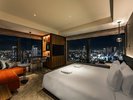 リュクスキング(禁煙)40u:2面の窓から大阪のきらびやかな夜景を望む角部屋。